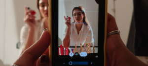 Microinfluencer grabando contenido