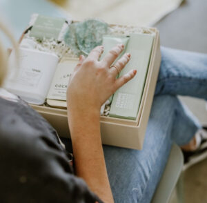 Chica grabando unboxing de productos para marketing digital y contenido UGC