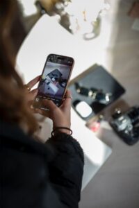 Profesional desarrollando proyectos de marketing de contenidos y UGC